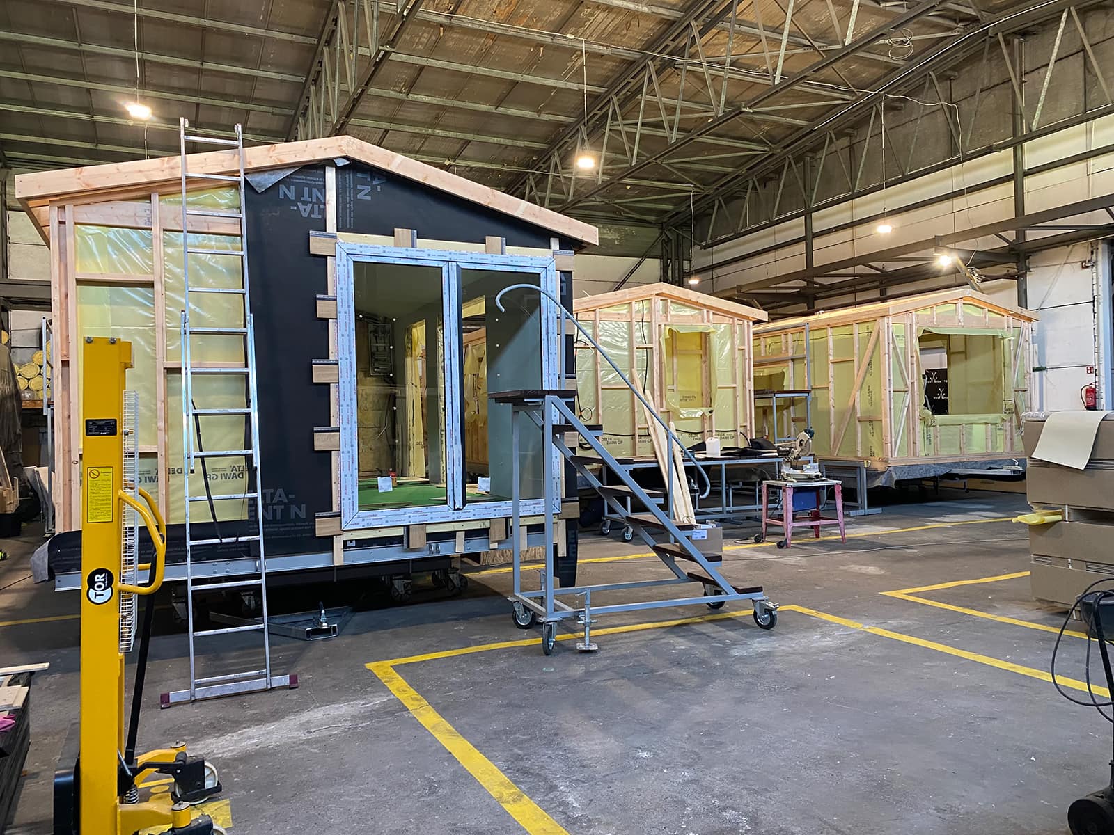 Produktion der Tatradomy-Mobilhäuser in der Halle in Ružomberok — Holzkonstruktion während der Montage